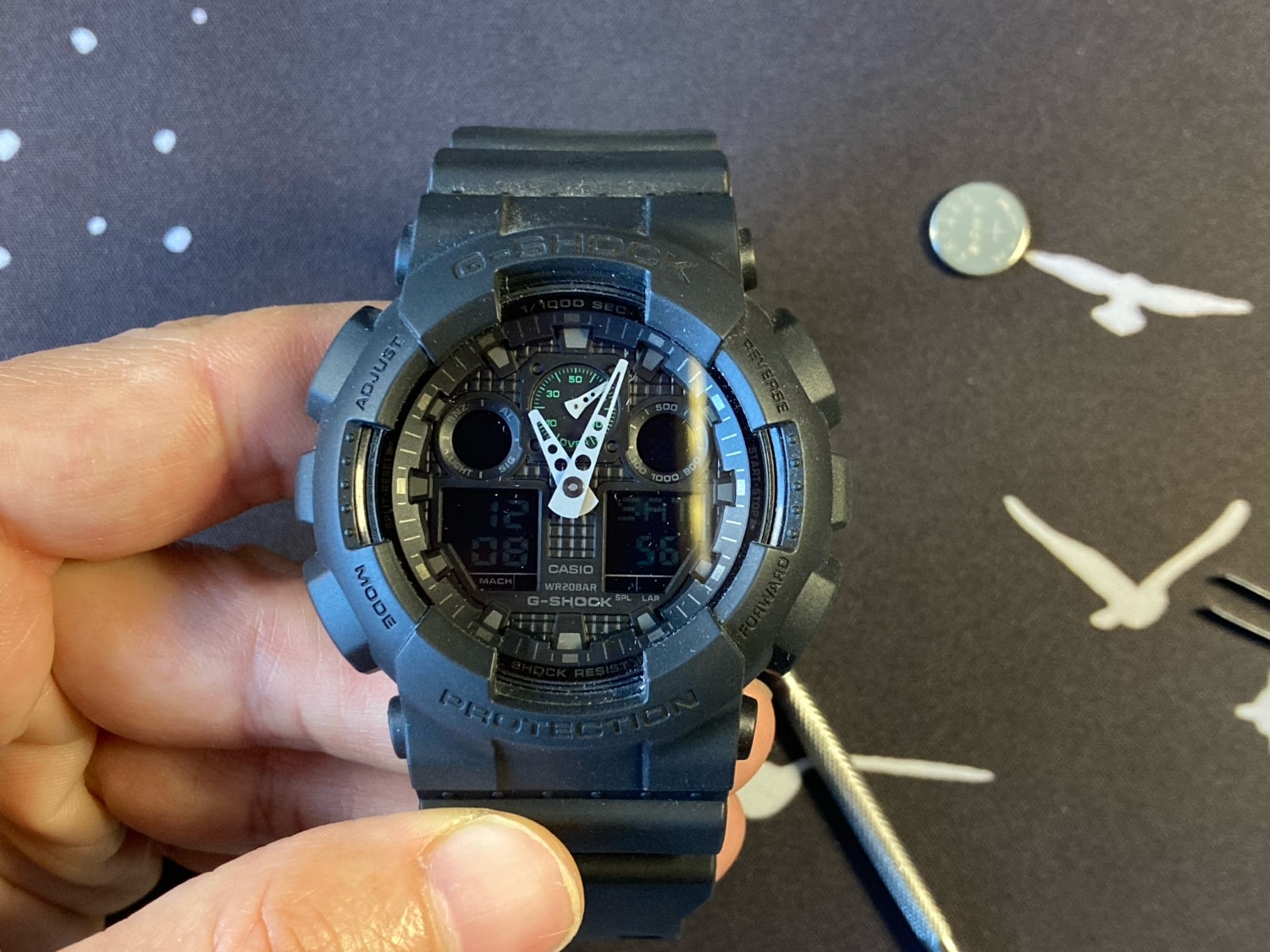 Guía para cambiar la pila del Casio G-Shock GA-100: montas la tapa trasera y pones en hora el reloj. 