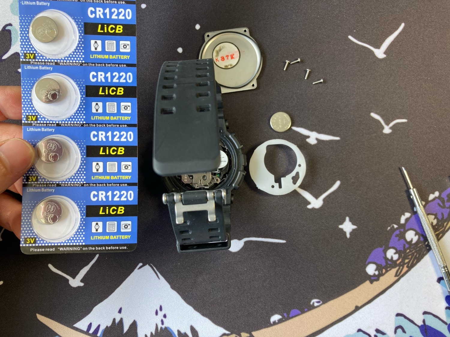 Guía para cambiar la pila del Casio G-Shock GA-100: necesita una pila CR1220