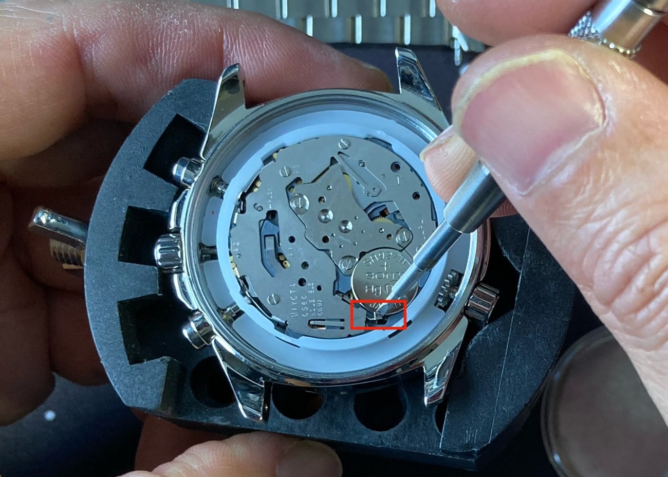 Guía para cambiar la pila del reloj Casio Edifice EF-527D: tiramos de la solapa metálica que sujeta la pila SR927W. 