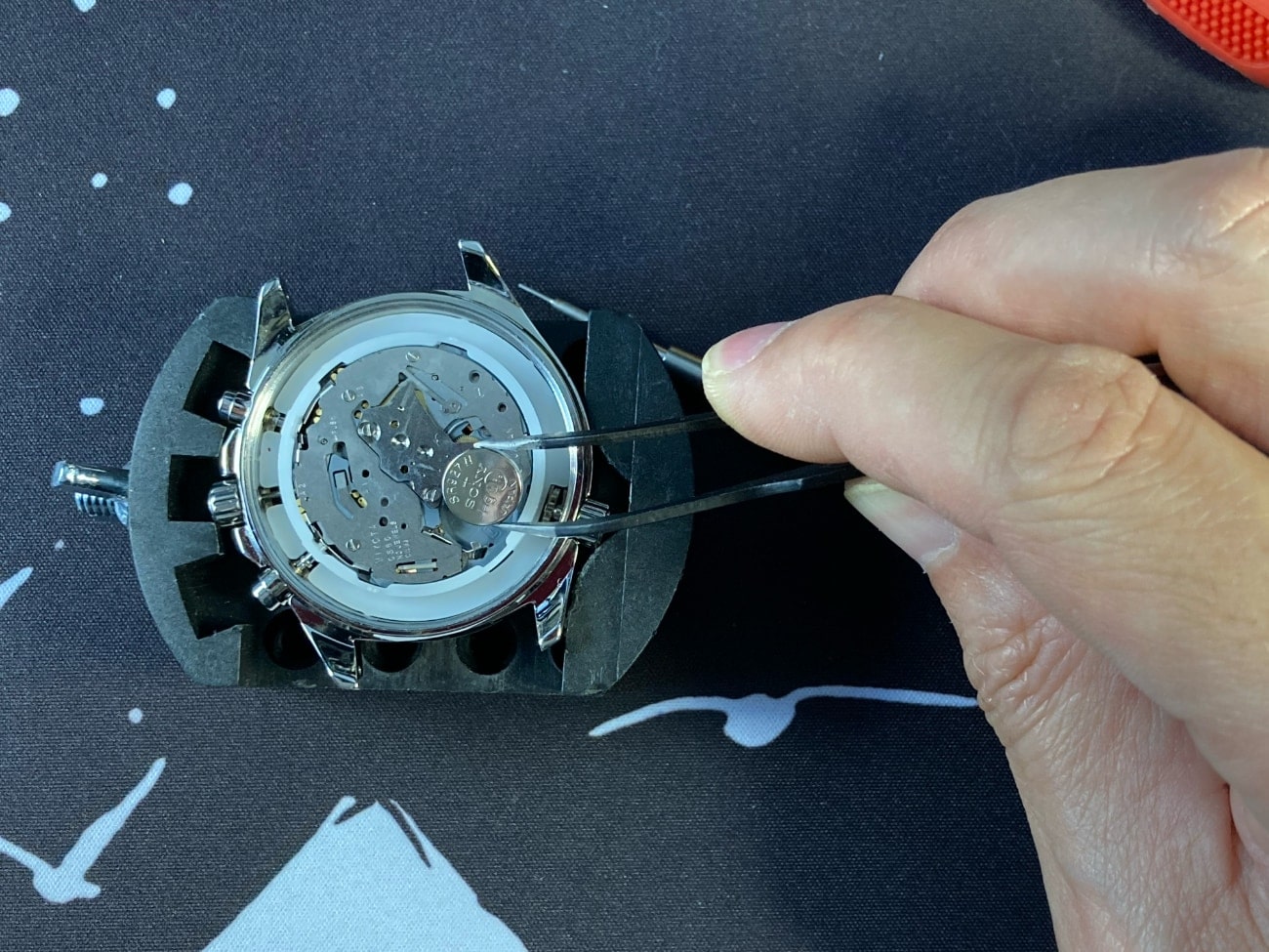 Cómo cambiar la pila del reloj Casio Edifice EF-527D: ponemos la pila con unas pinzas