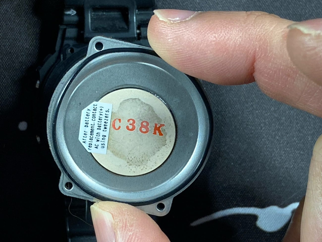 Cambiar la pila del Casio G-Shock DW-5600: tenemos cuidado con la goma de silicona. 