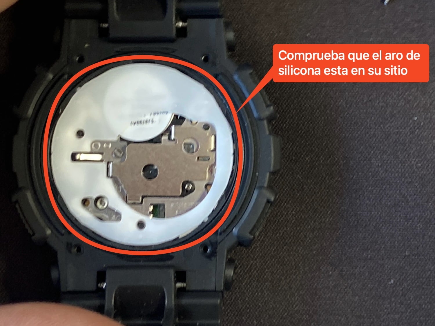 Cómo cambiar la pila del reloj Casio G-Shock GA-110: comprobamos que el aro de silicona está en su sitio. 