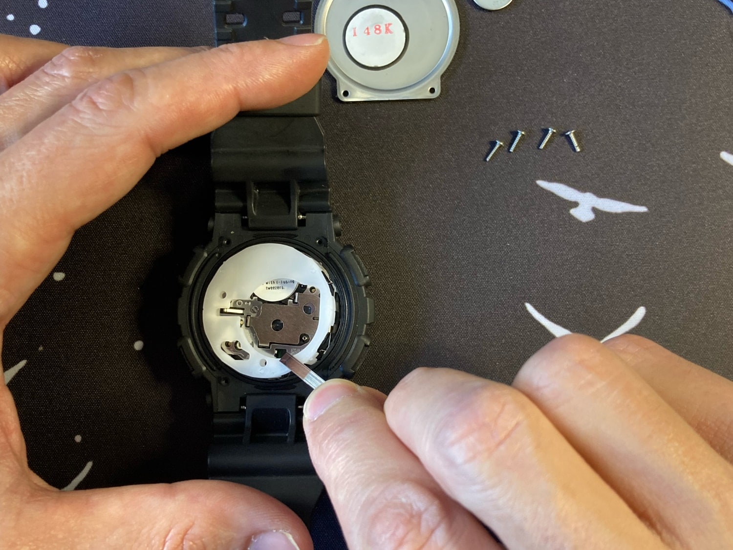 Cómo cambiar la pila del reloj Casio G-Shock GA-110: quitamos la protección blanca