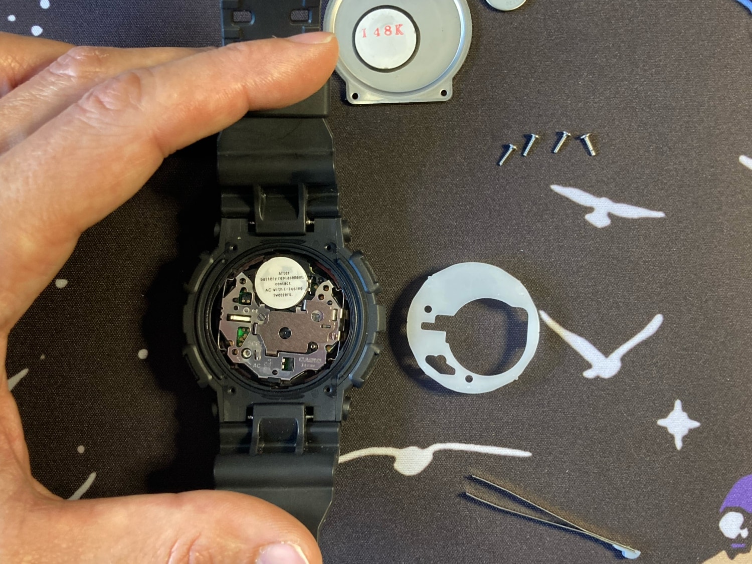 Cómo cambiar la pila del reloj Casio G-Shock GA-110: puede que el módulo se mueva un poco. 