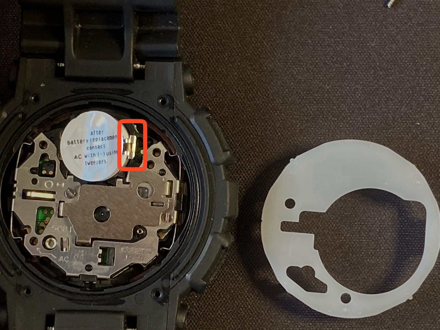 Cómo cambiar la pila del reloj Casio G-Shock GA-110: tiramos de la solapa para quitar la protección de la pila. 