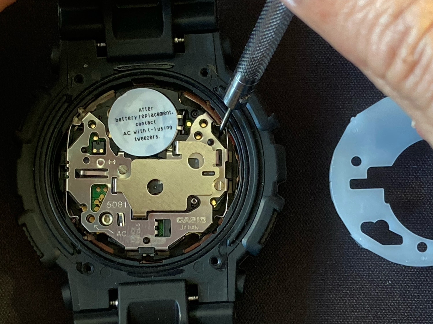 Cómo cambiar la pila del reloj Casio G-Shock GA-110: metemos la pila y cerramos la solapa. 