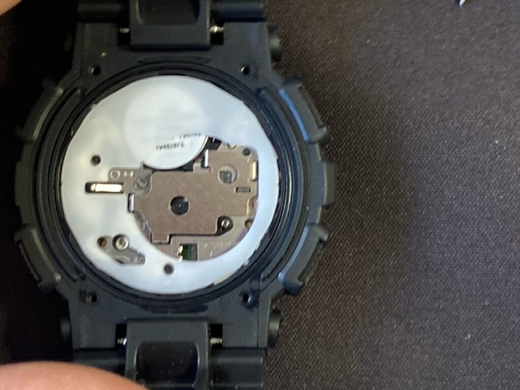Ponemos la protección de plástico en el reloj Casio G-Shock