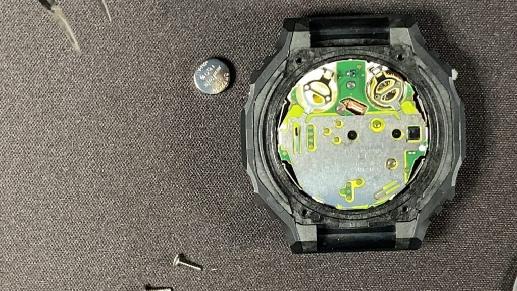 Cambio de pila en el Casio G-Shock GA-2100: ya hemos quitado una pila. 