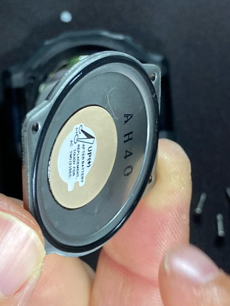 Comprobamos que la junta de silicona está colocada en su sitio del reloj Casio. 