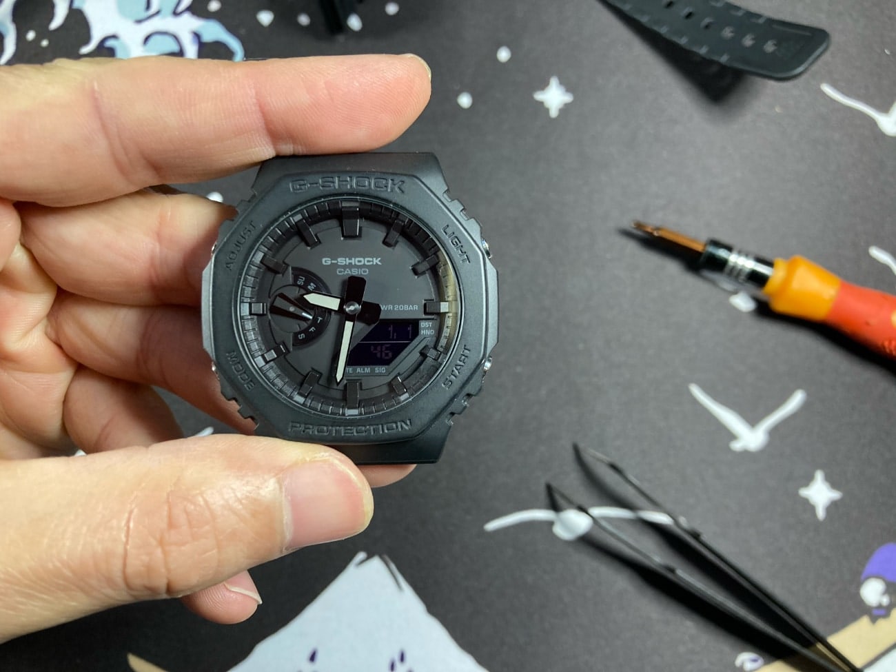 Cambio de pila en el Casio G-Shock GA-2100: ponemos los cuatro tornillos y ponemos en hora el reloj. 