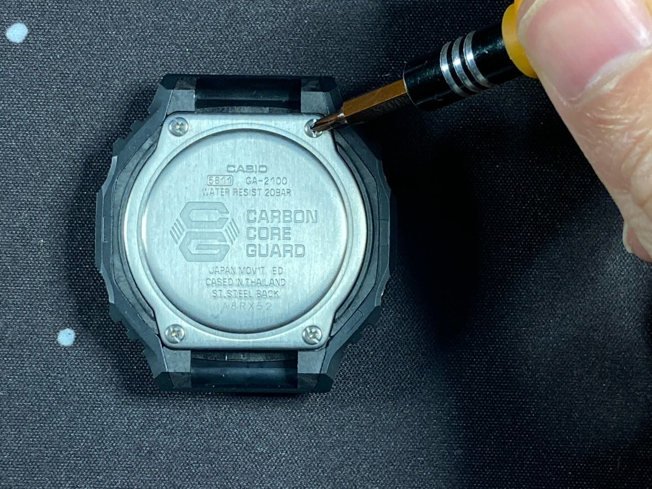 Cambio de pila en el Casio G-Shock GA-2100: quitamos los cuatro tornillos de la tapa trasera