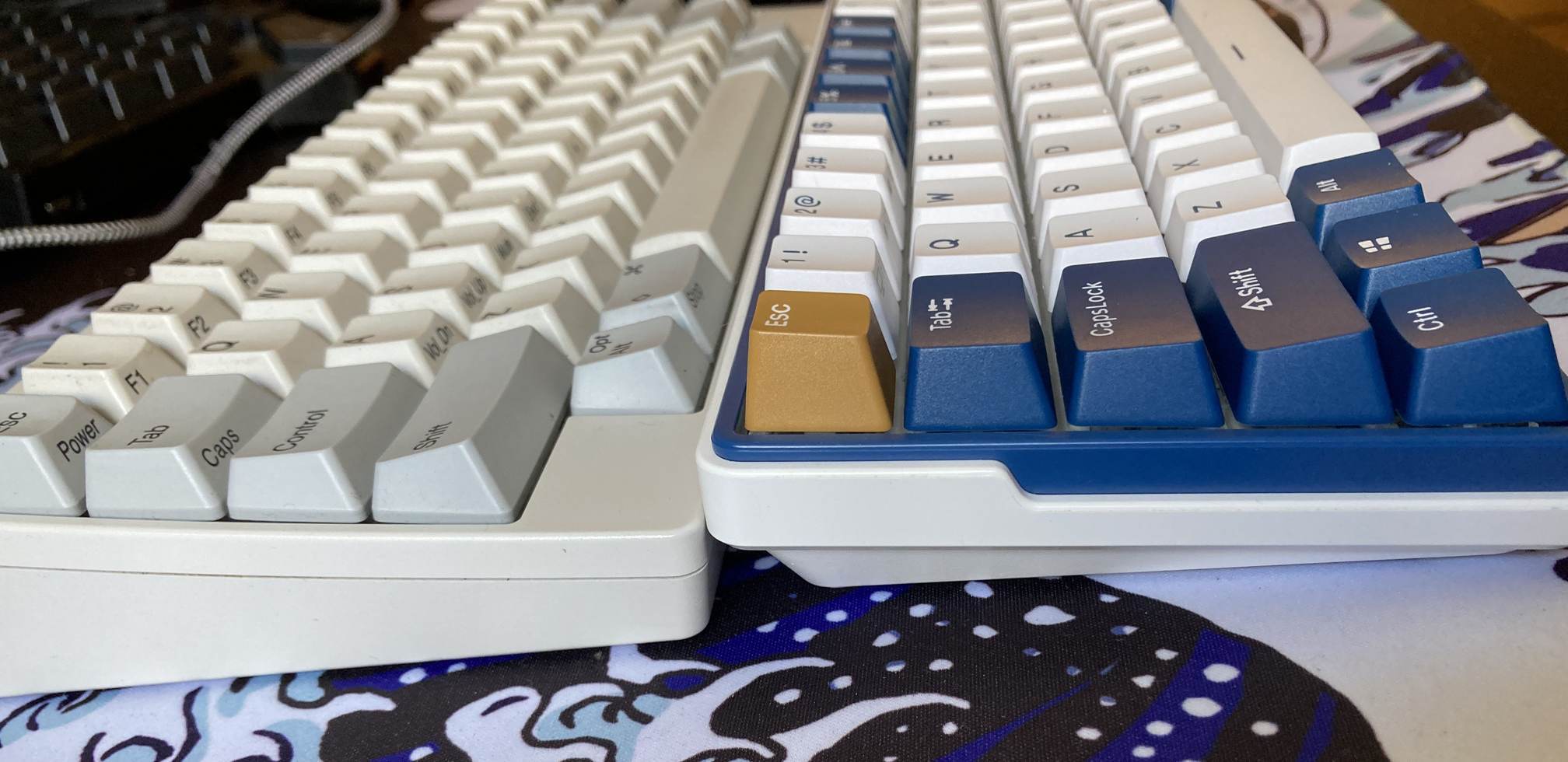 Teclado mecánico ROYAL KLUDGE RK61 Plus y el HHKB Hybrid Type-S: perfil lateral