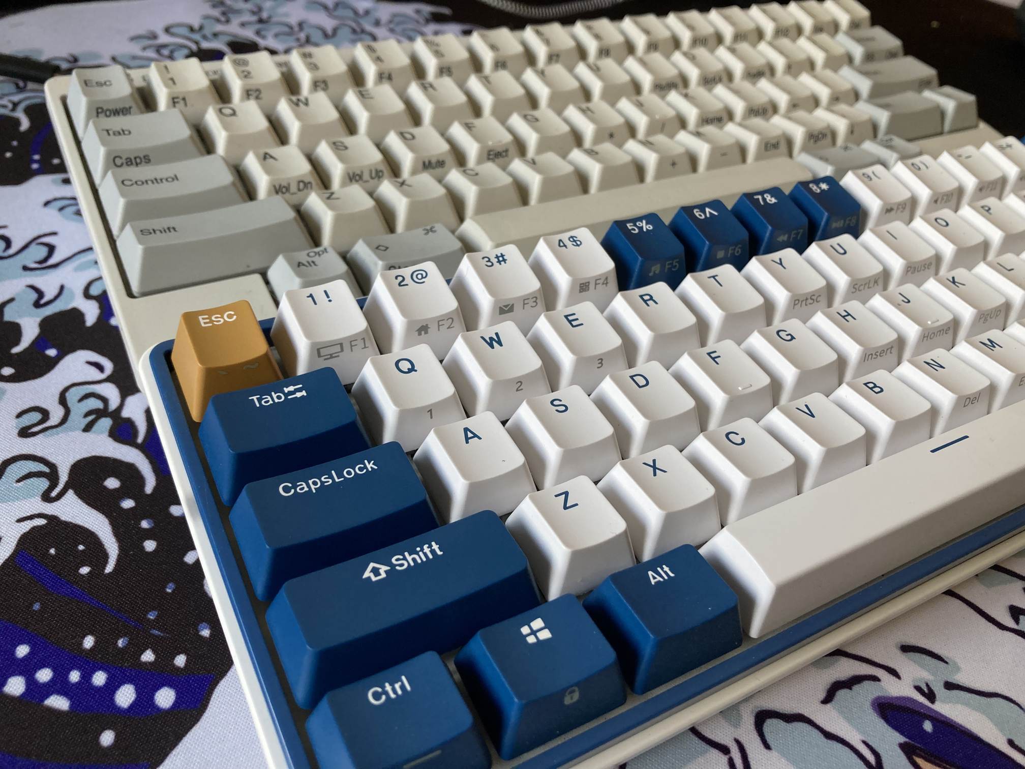 Teclado mecánico ROYAL KLUDGE RK61 Plus y el HHKB Hybrid Type-S: perfil.