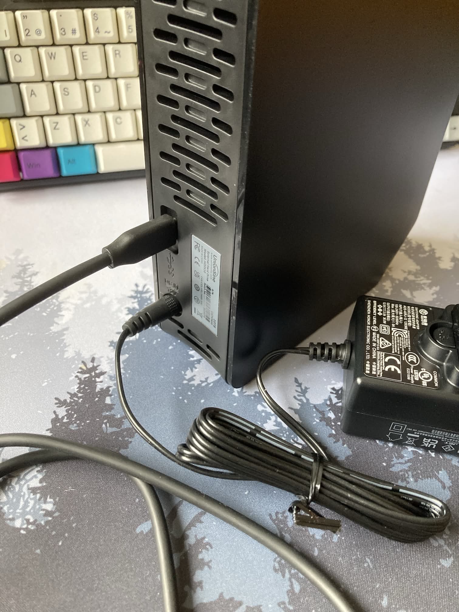 Disco de 10 TB de UnionSine: con cable USB-C y cargador.