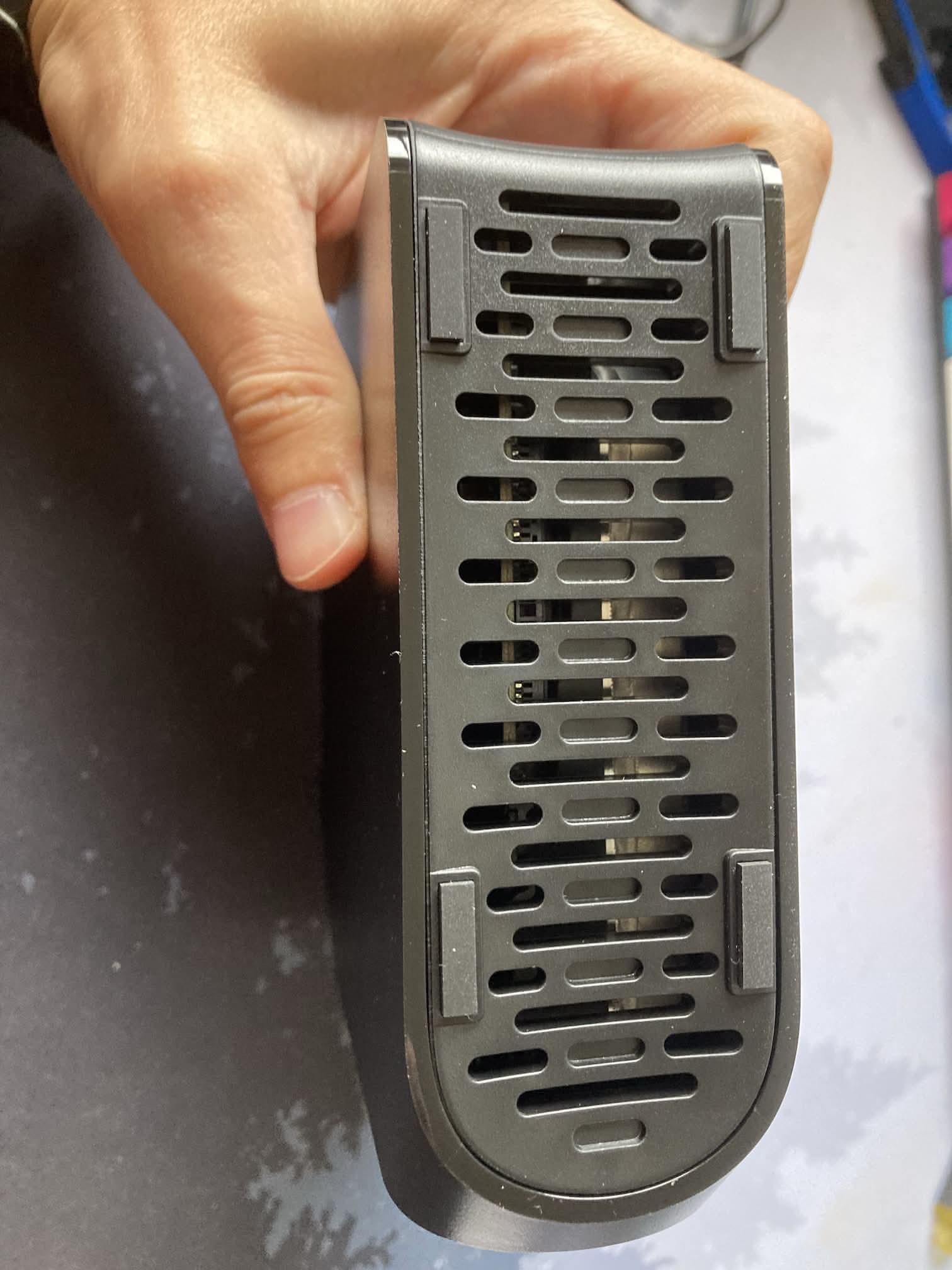 Parte inferior con patas de goma del disco de 10 TB de UnionSine