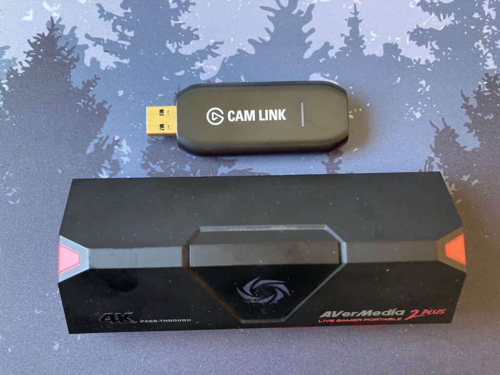 En nuestro caso, hemos usado la AVermedia 2 Plus (para grabar juegos de la Switch, es un modelo antiguo) y ElGato Cam Link 4K (para grabar de una cámara DSLR. Es un modelo moderno pero no para grabar videojuegos).