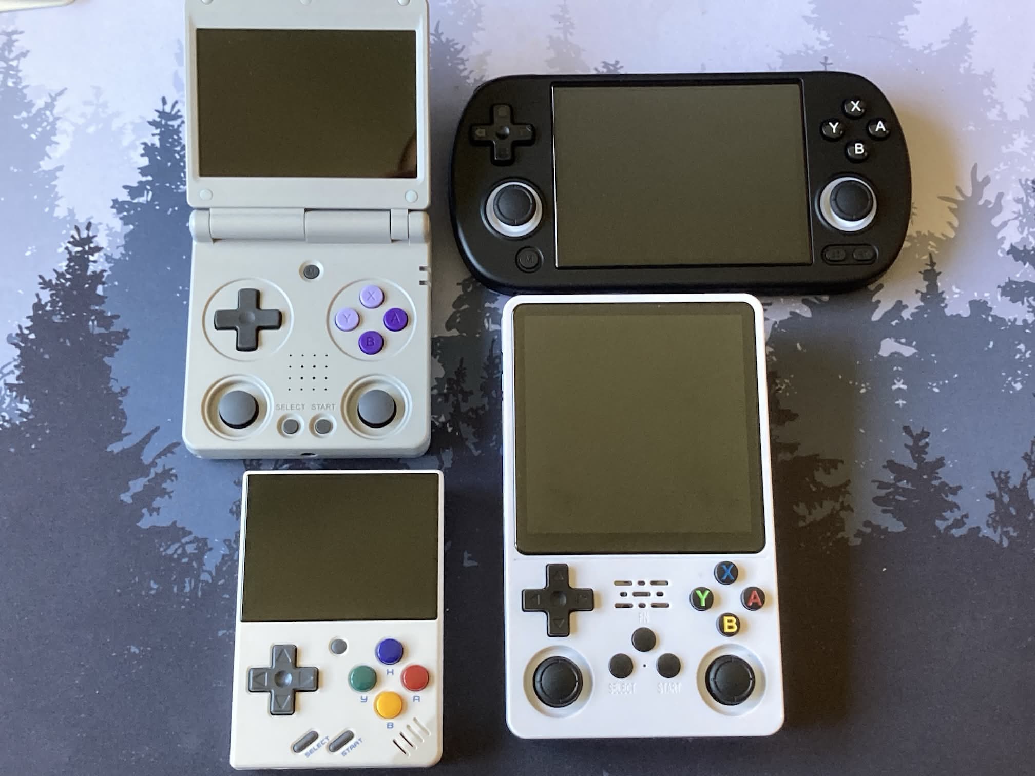Videoconsolas chinas retrohandheld: RG34XX SP vs Miyoo Mini vs RG40XX H vs RS36S Plus.