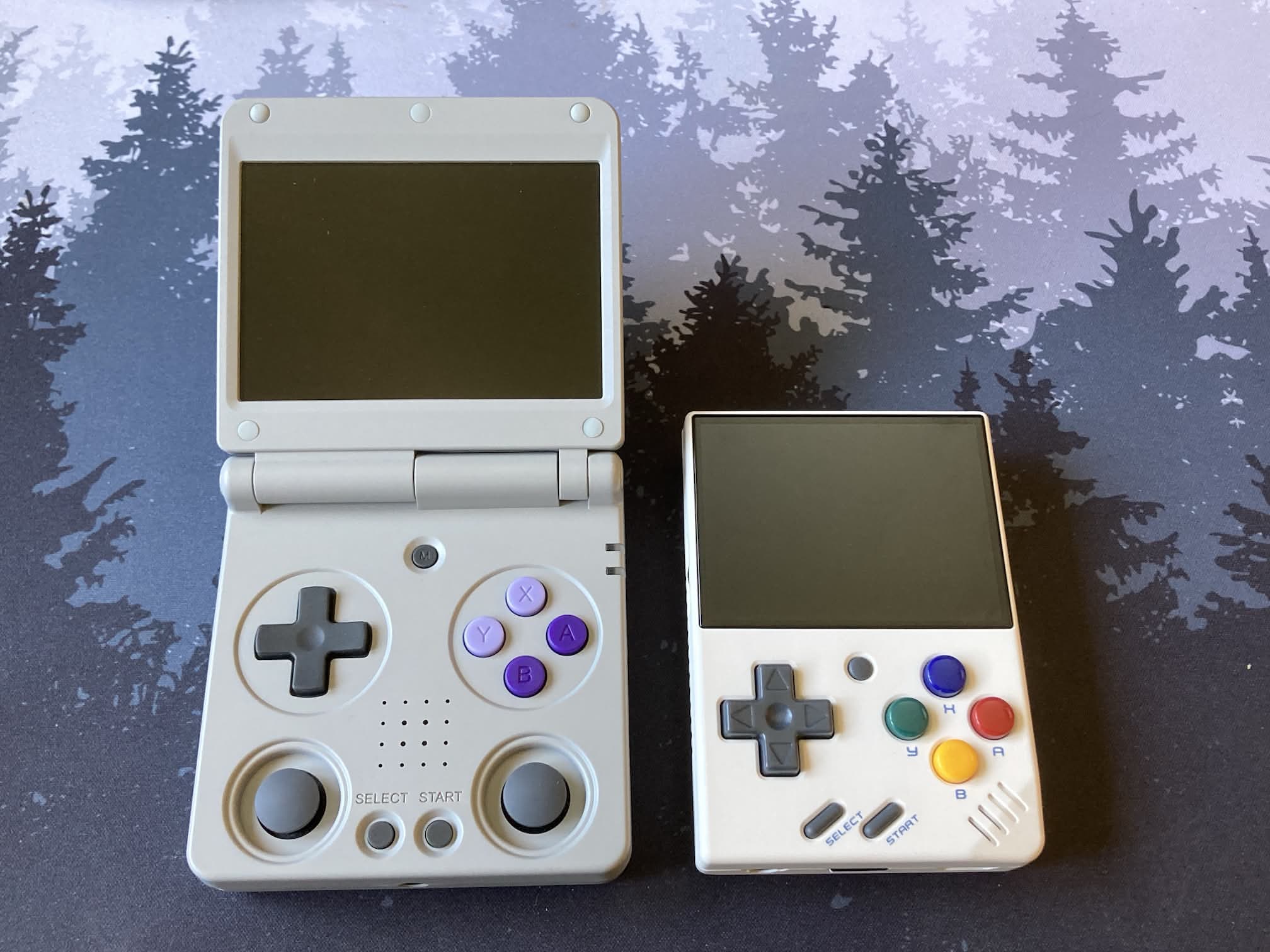 Miyoo Mini V4 y Anbernic RG34XXSP: dos de las consolas más portátiles. Con diferente filosofía.