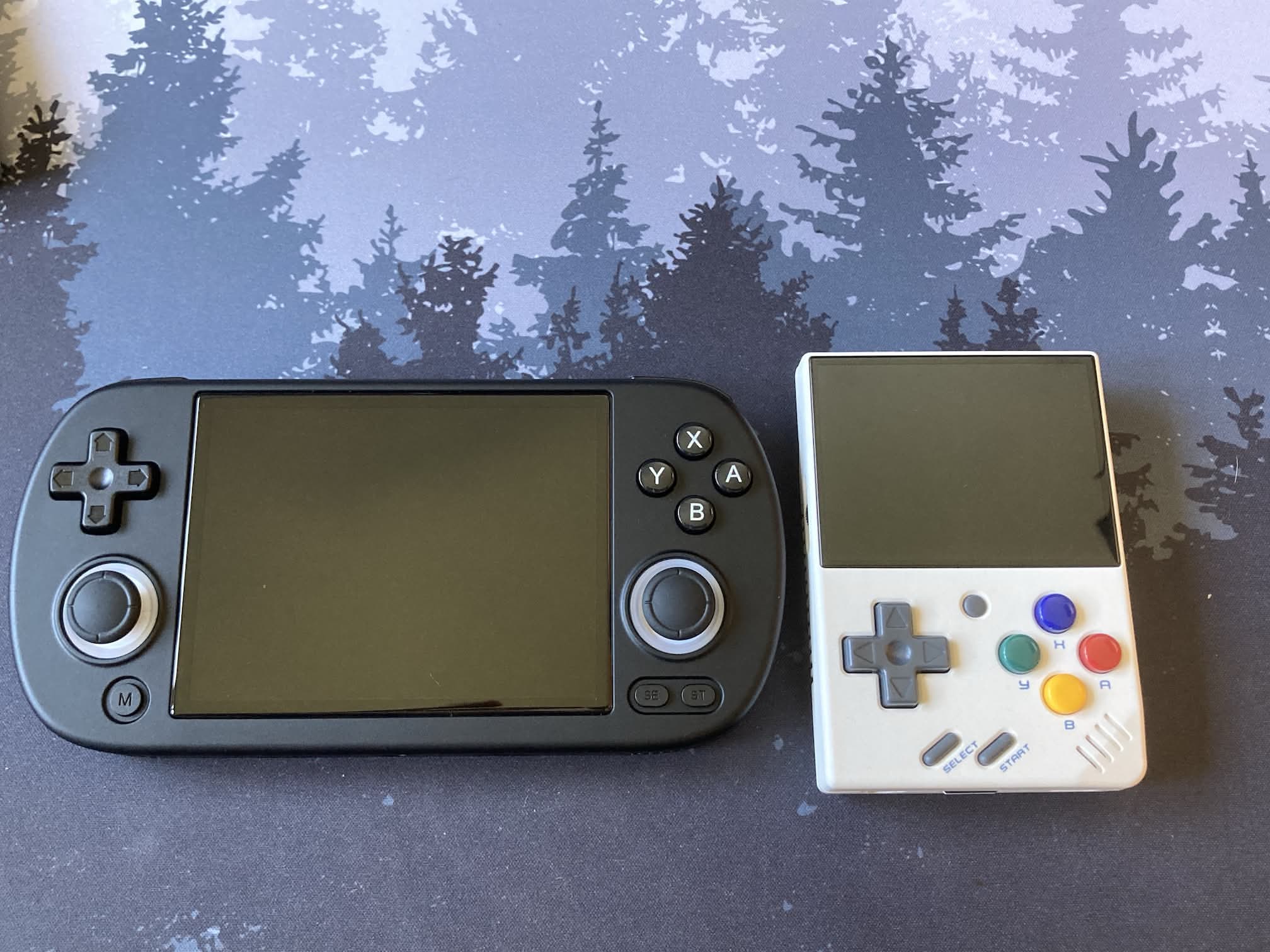 Miyoo Mini V4 y Anbernic RG40XX H: una consola para llevar a todos lados y otra para jugar comodo.