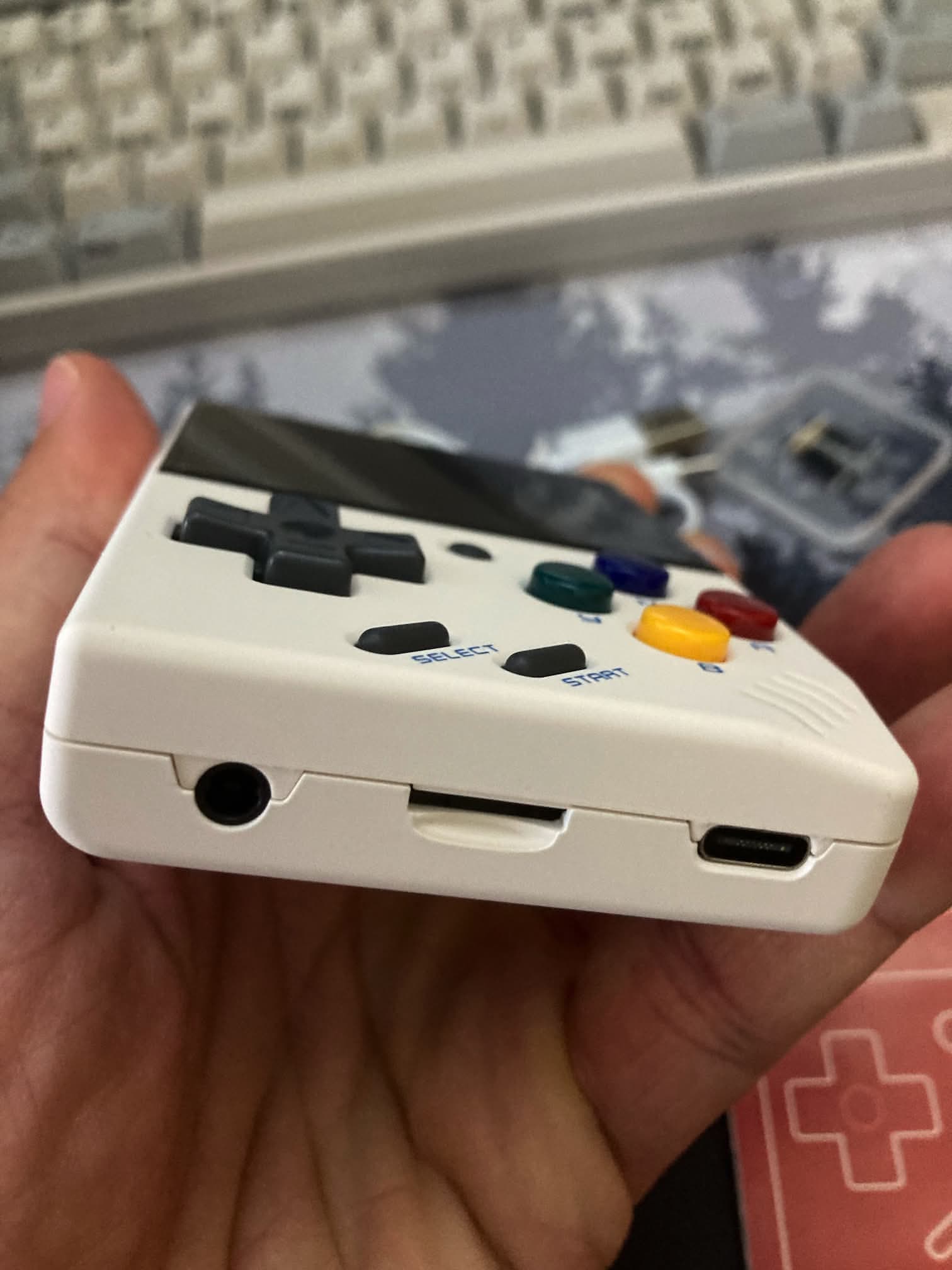 Miyoo mini: Lateral inferior con puerto jack 3.5 mm, ranura tarjetas microSD y puerto USB-C de carga.