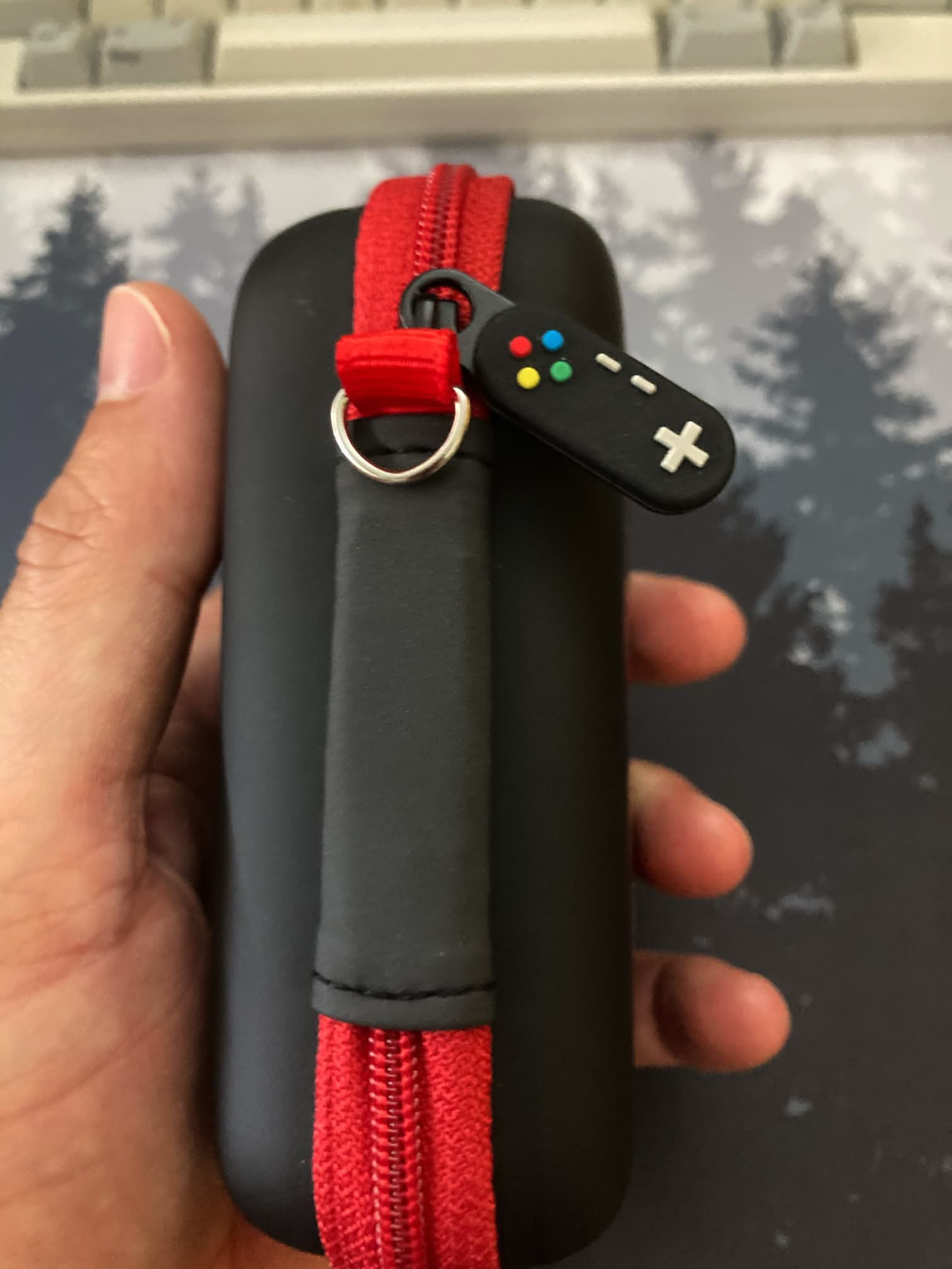Miyoo mini: lateral de la funda con cremallera gaming tematica