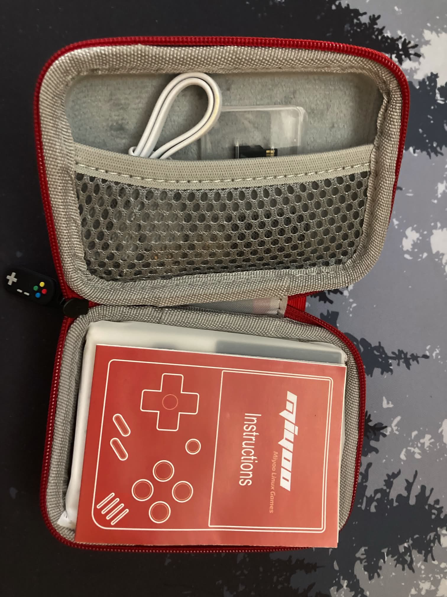 Miyoo mini: interior de la funda con accesorios e instrucciones