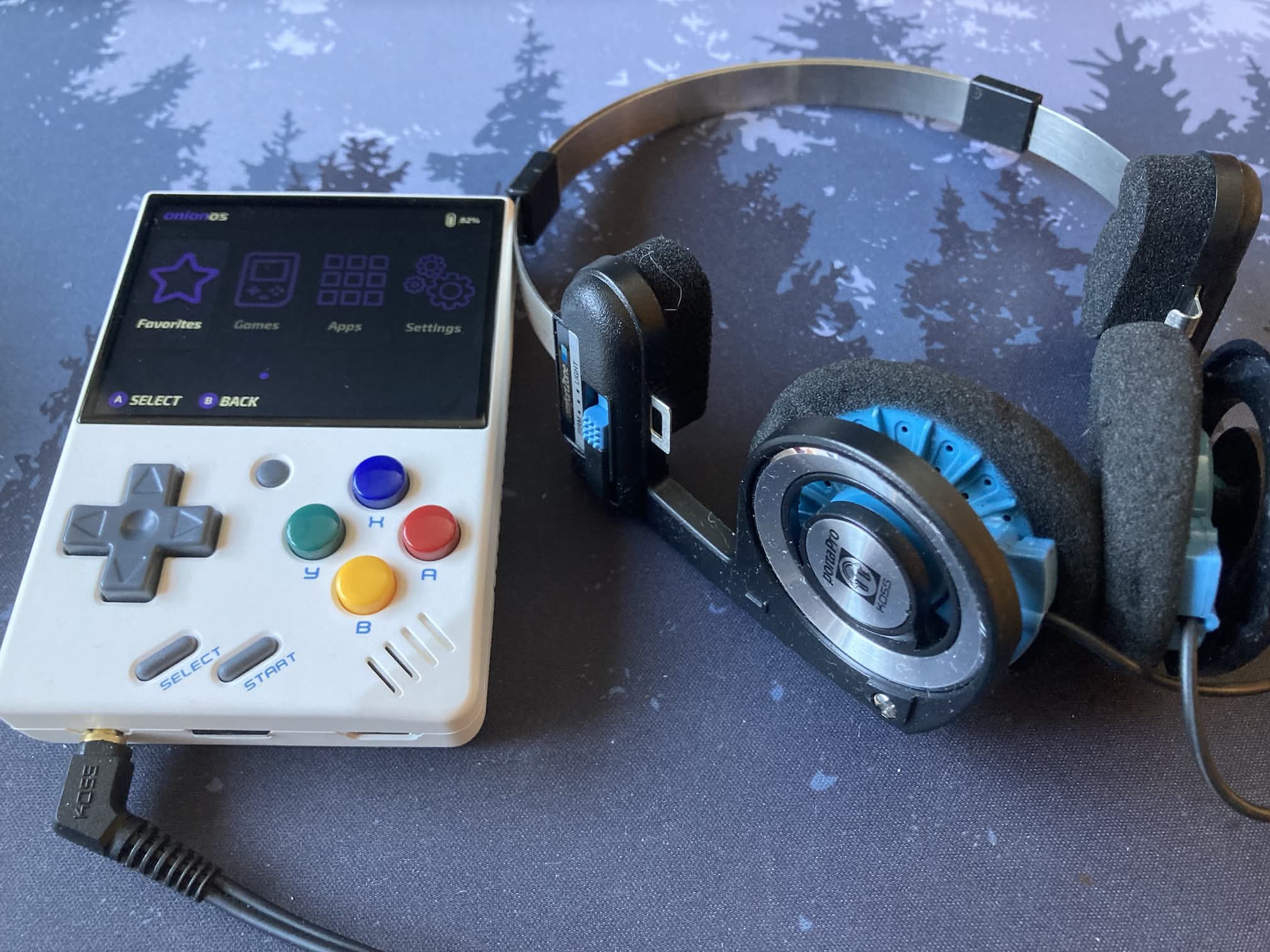 Consola Miyoo mini y los auriculares Koss Porta Pro Classic.