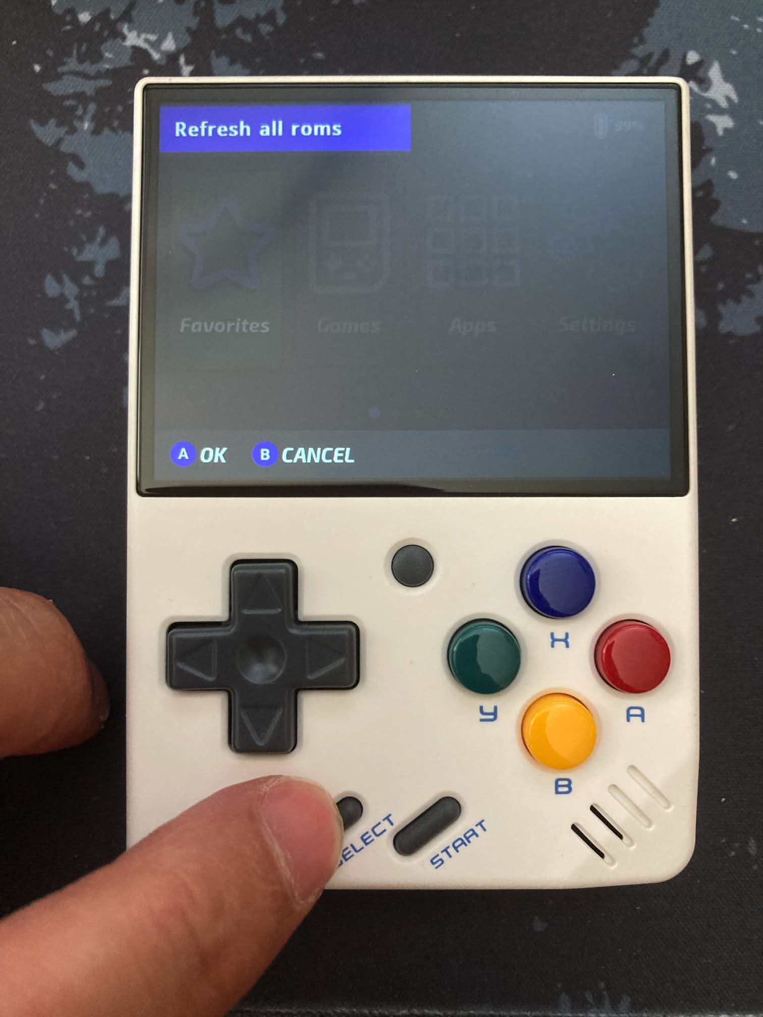 Miyoo Mini y Onion OS: Cuando hayas terminado de transferir los juegos, introduce la tarjeta en la consola y cuando el sistema esté iniciado, debes refrescar la cache de juegos apretando Select y dándole a: Refresh all roms