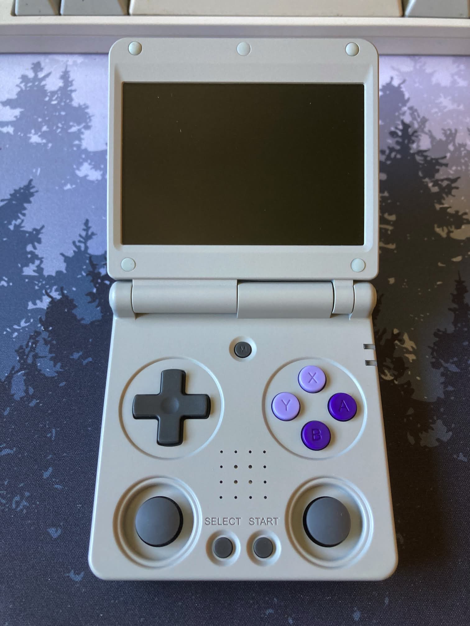 ANBERNIC RG 34XXSP con la pantalla desplegada