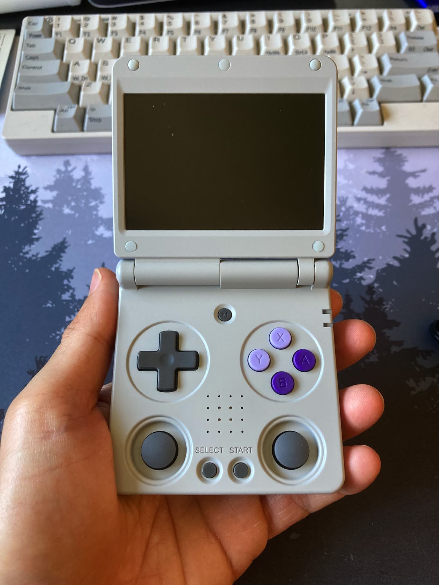 Consola retrogaming ANBERNIC RG 34XXSP en mi mano completamente abierta.