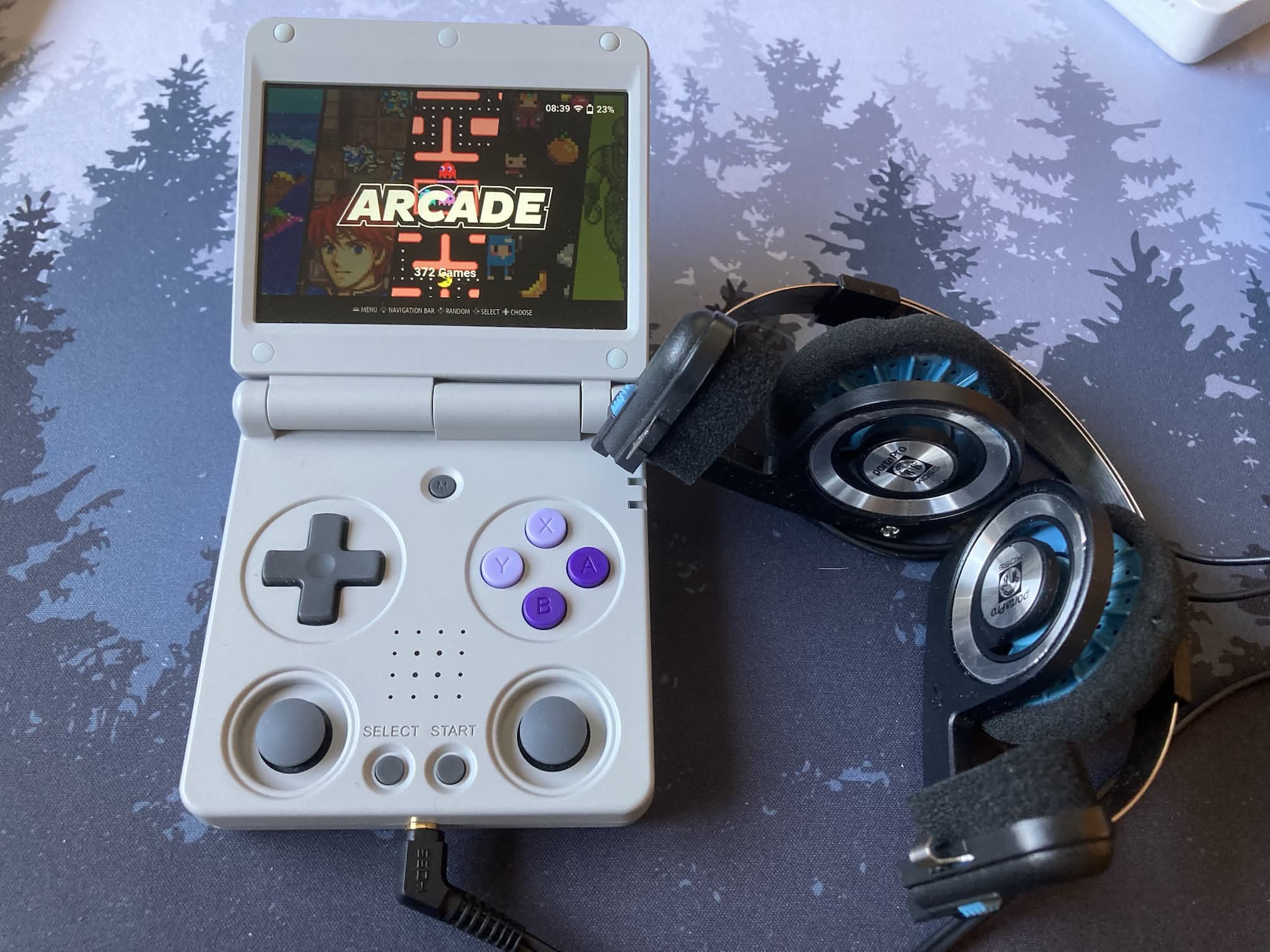 Consola retrogaming ANBERNIC RG 34XXSP con auriculares Koss Porta Pro Classic