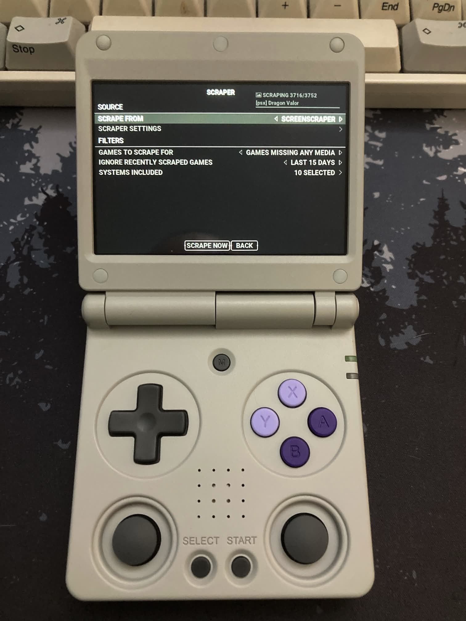Rocknix en la ANBERNIC RG 34XXSP: START > Scrapper para conseguir videos e imágenes de los juegos.