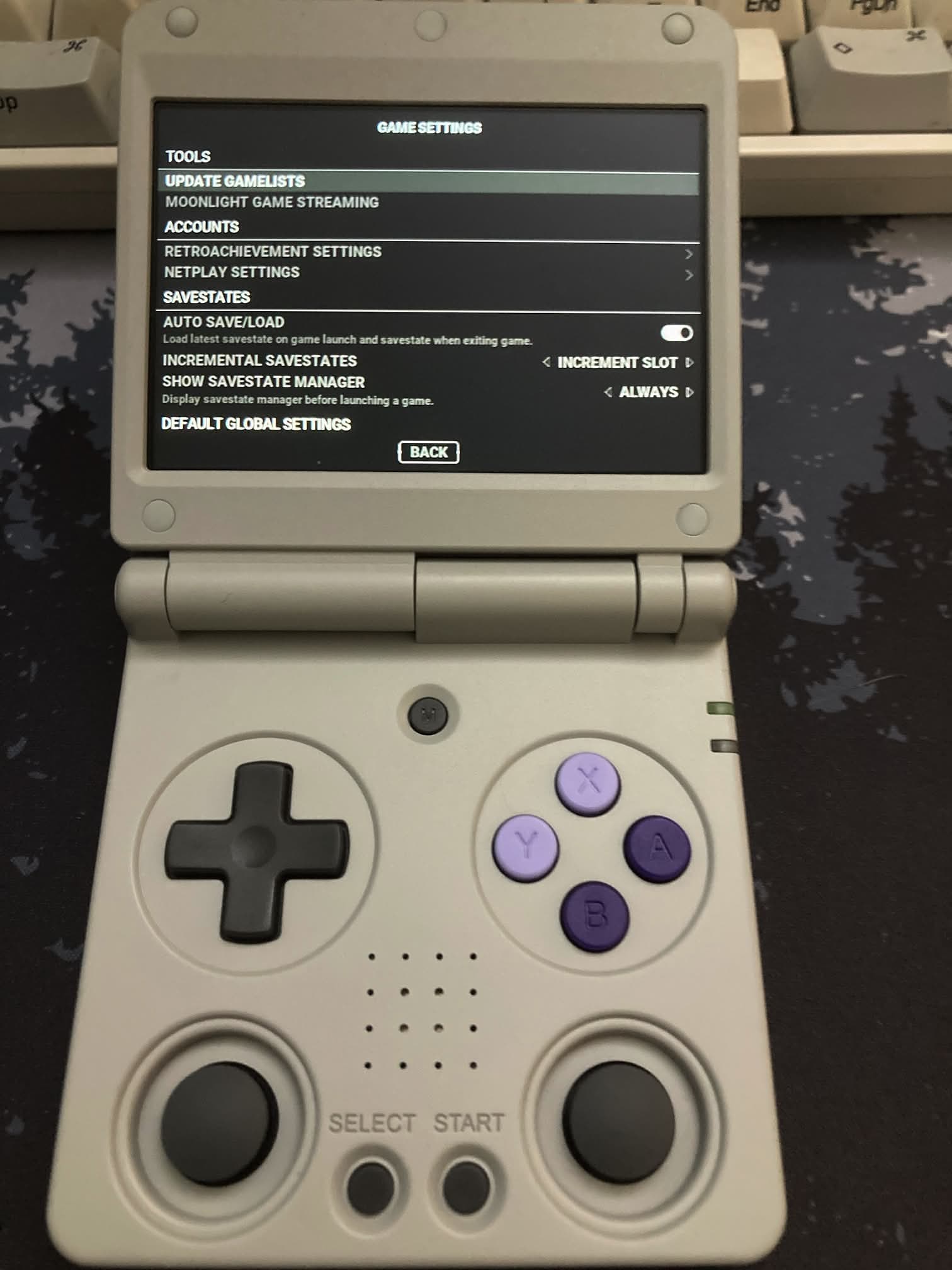 Rocknix en la ANBERNIC RG 34XXSP: actualizamos el listado de juegos después de meterlos en la tarjeta SD.