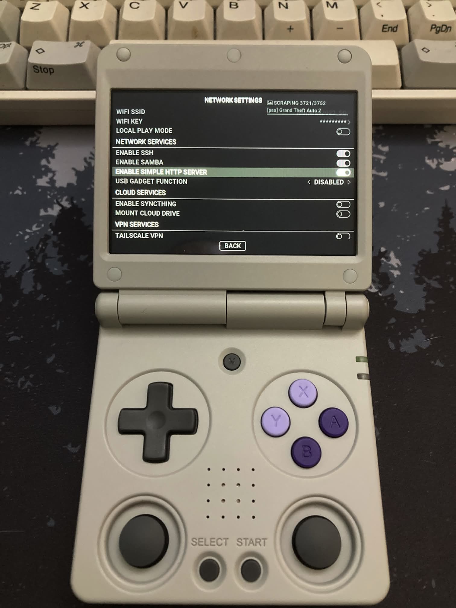 Rocknix en la ANBERNIC RG 34XXSP: START > Game Settings > Network Settings y poner los datos de tu wifi