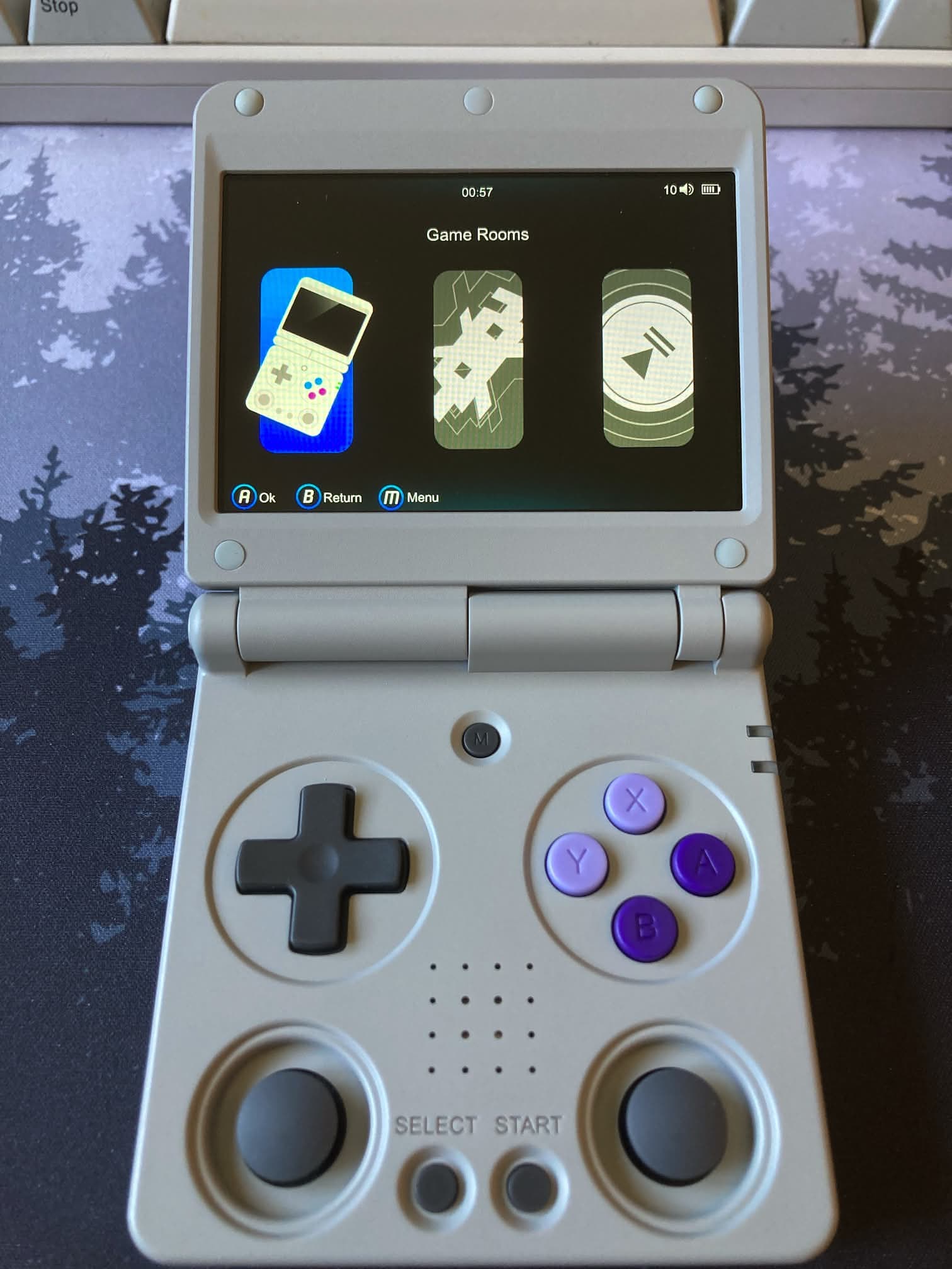 Consola retrogaming ANBERNIC RG 34XXSP con software original que no está nada mal.
