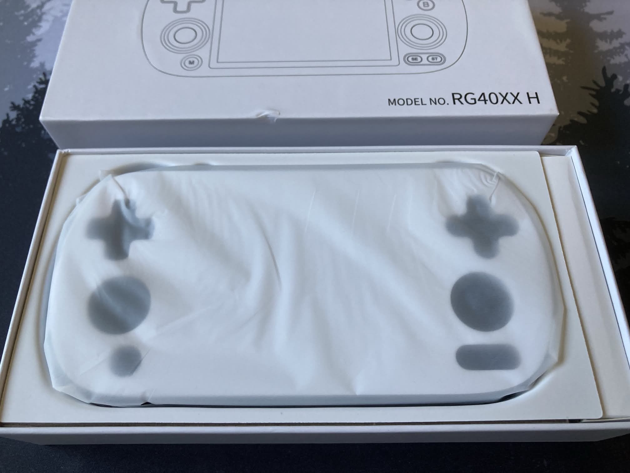 Anbernic RG40XX H en su caja blanca