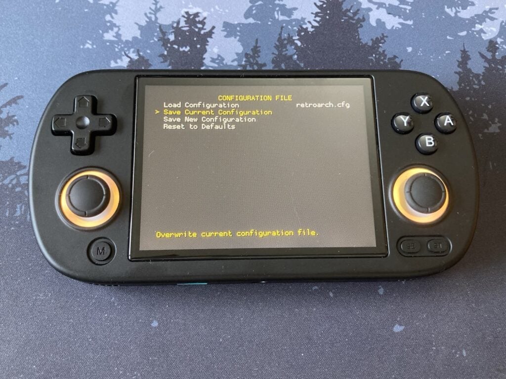 Anbernic RG40XX H: SO muOS te da acceso a RetroArch. Debes grabar la configuración antes de salir para activar los cambios.