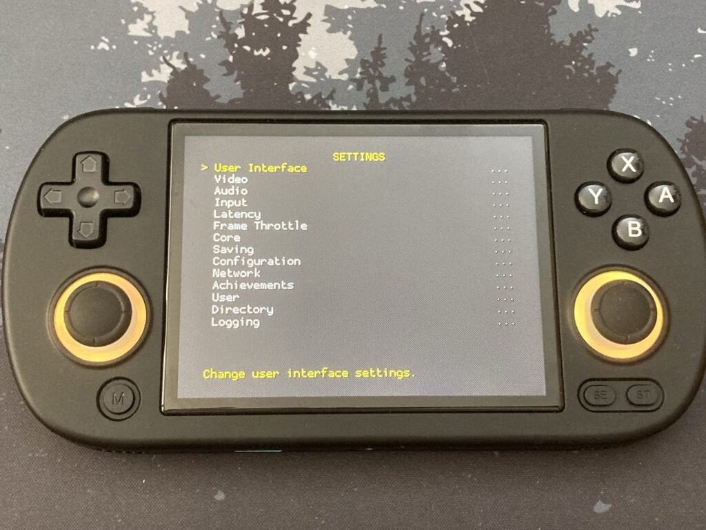 Anbernic RG40XX H: SO muOS te da acceso a RetroArch y todos sus ajustes.