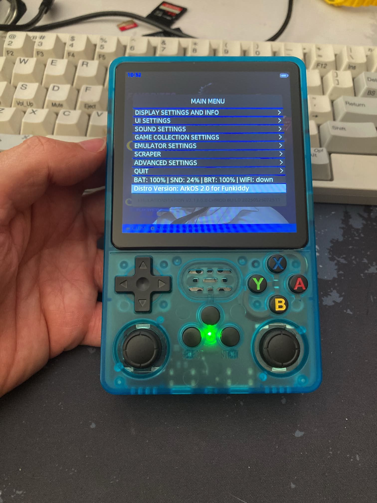 R36Plus consola en color azul con sistema operativo ArkOS