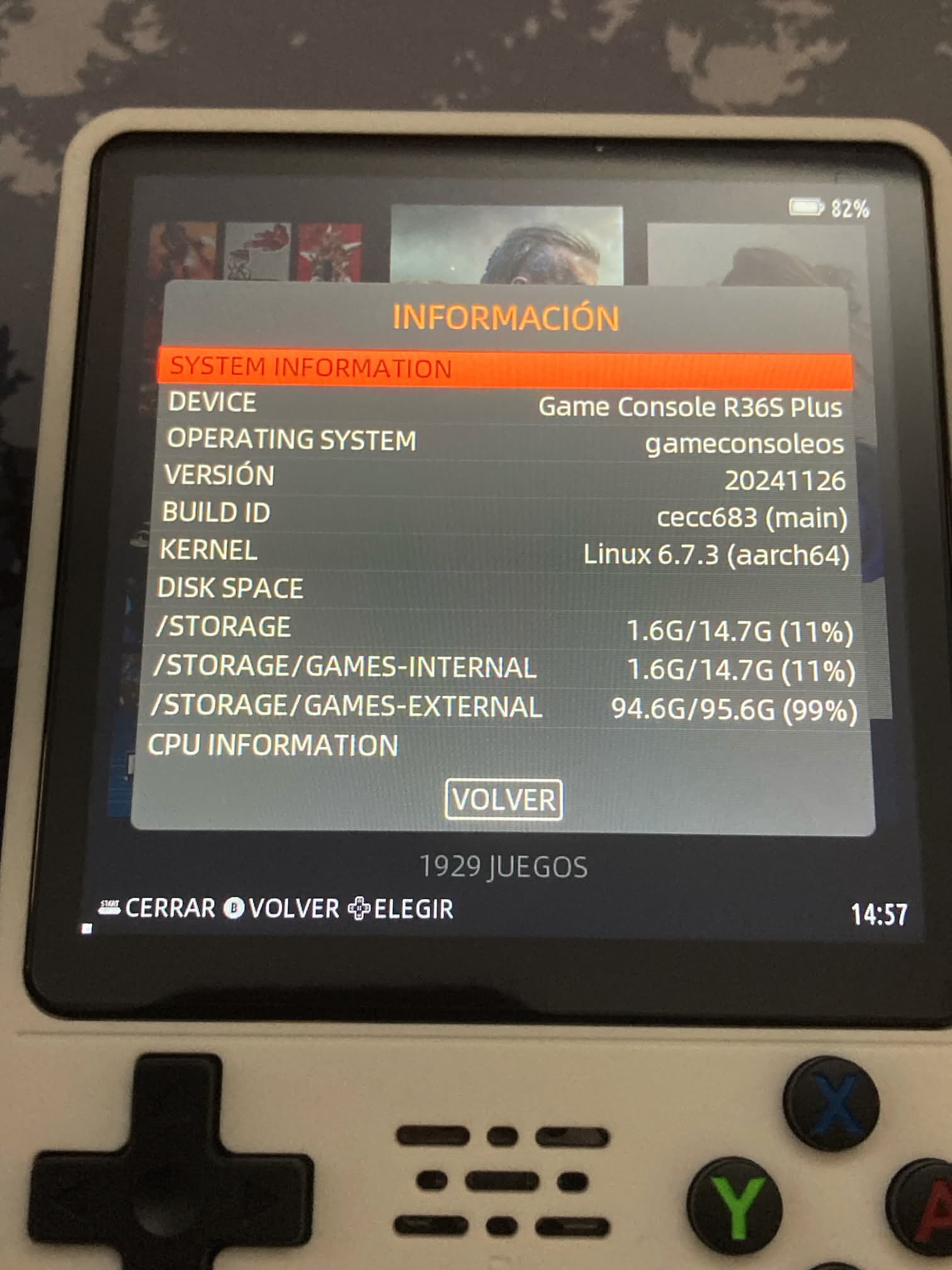 R36Plus consola en color blanco con sistema operativo GameConsoleOS.