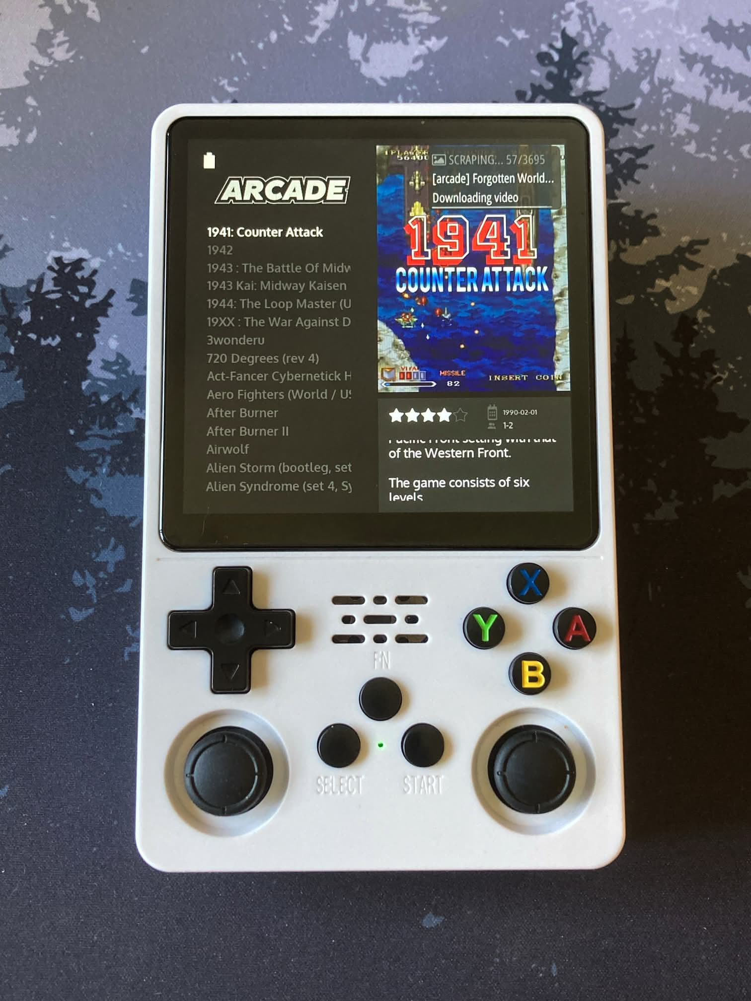 ArkOS en la R36Plus: listado de videojuegos con valoración, video y descripción después de scrapear el contenido.