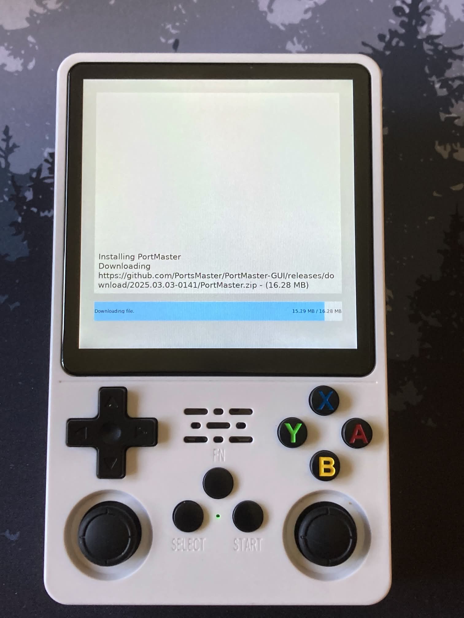 ArkOS en la R36Plus: activamos Portmaster para descargar videojuegos gratis