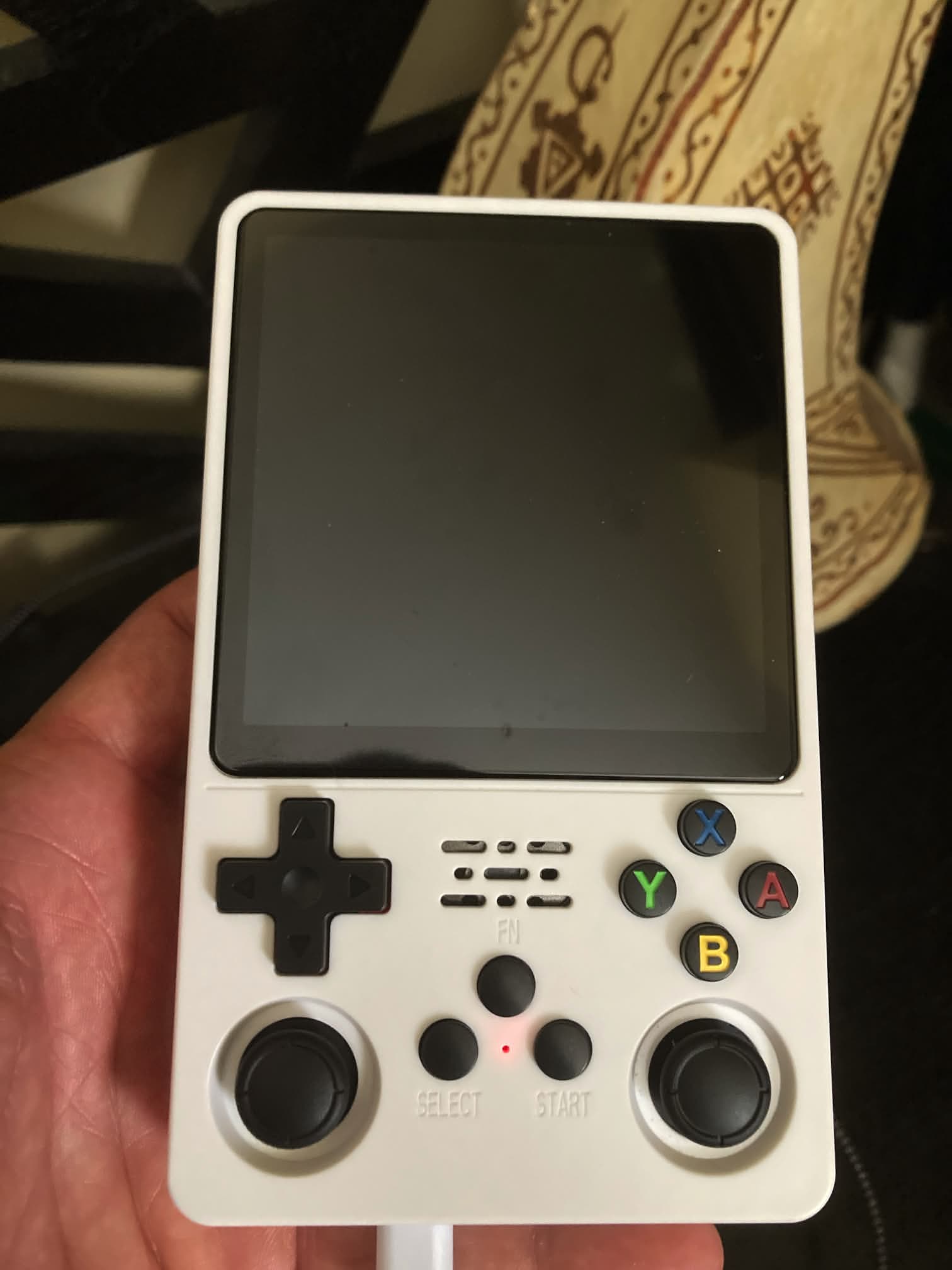R36Plus consola en color blanco: frontal con controles y pantalla de 4 pulgadas