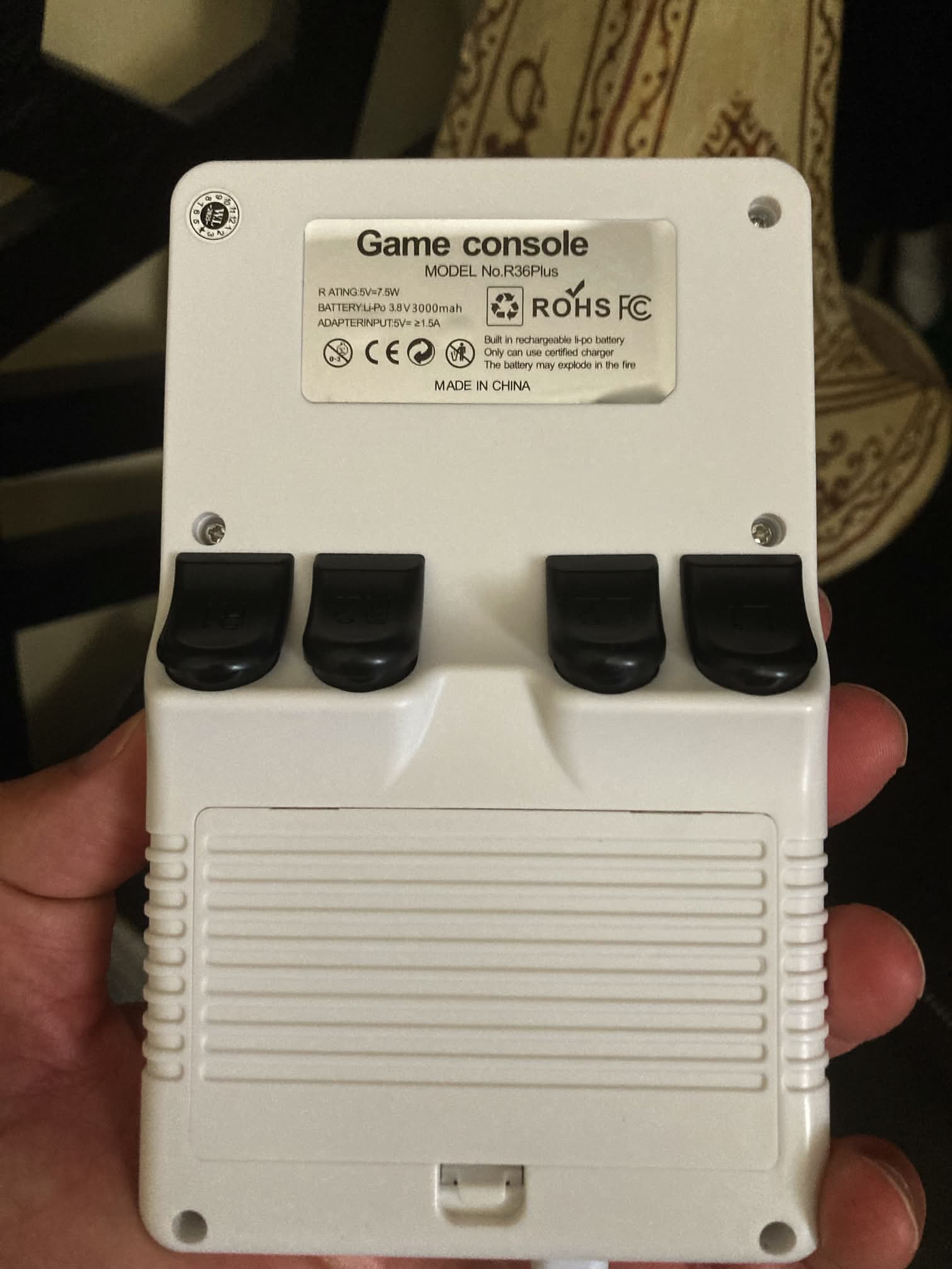 R36Plus consola en color blanco: parte trasera con botones y bateria.