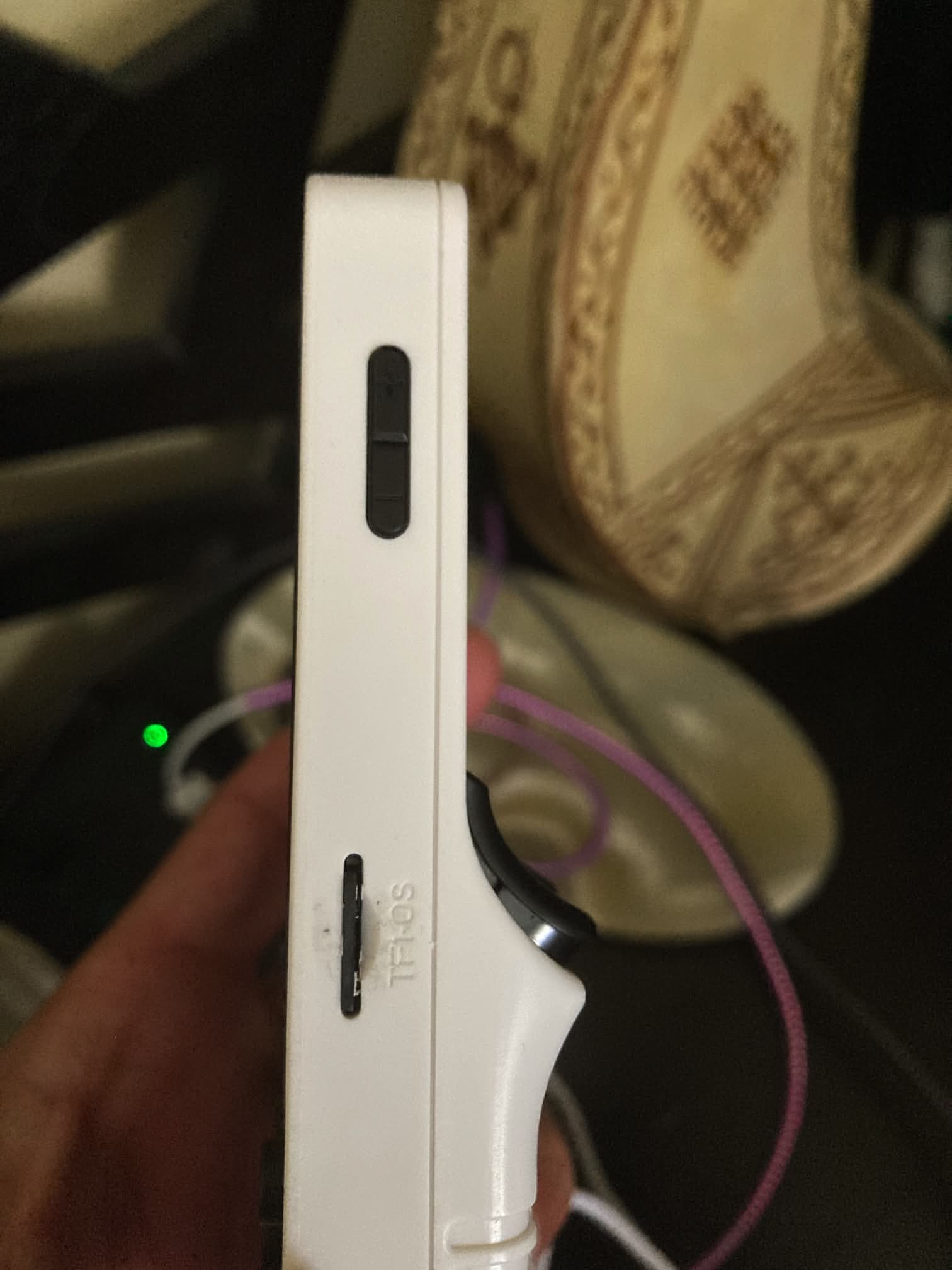 R36Plus consola en color blanco: con botón de volumen y ranura tarjeta SO.