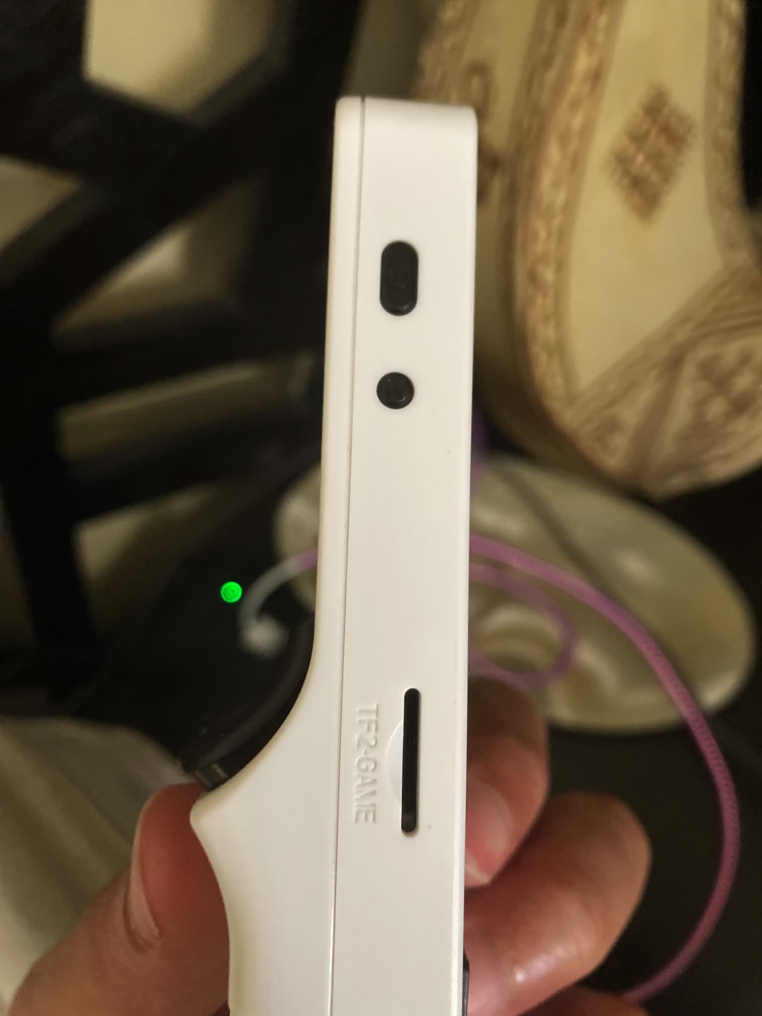 R36Plus consola en color blanco: Lateral izquierdo con botón de encendido y reset. Con ranura tarjeta SD para ROMS