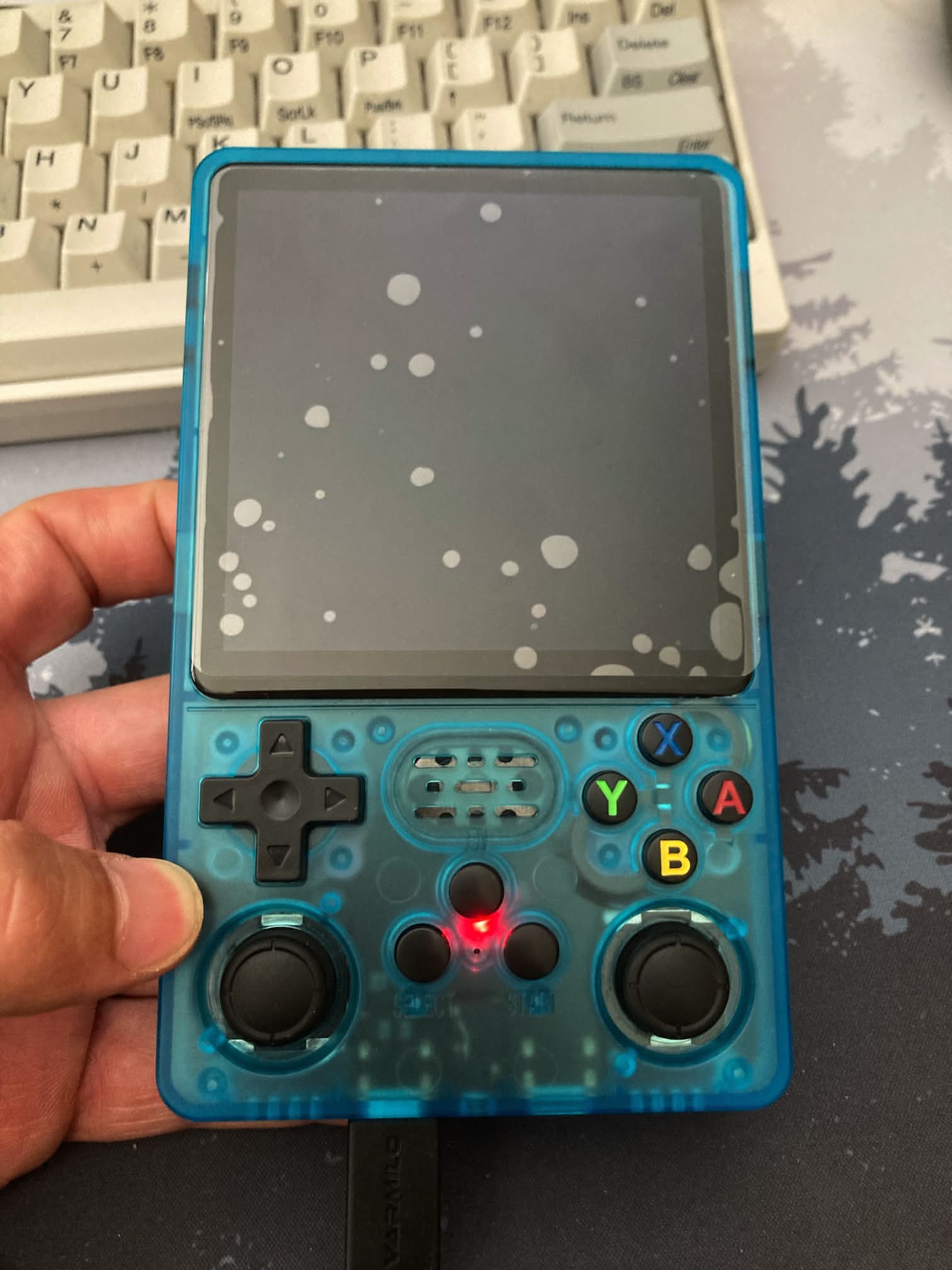 R36Plus consola en color azul: transparente: botones y controles frontales con pantalla de 4 pulgadas.
