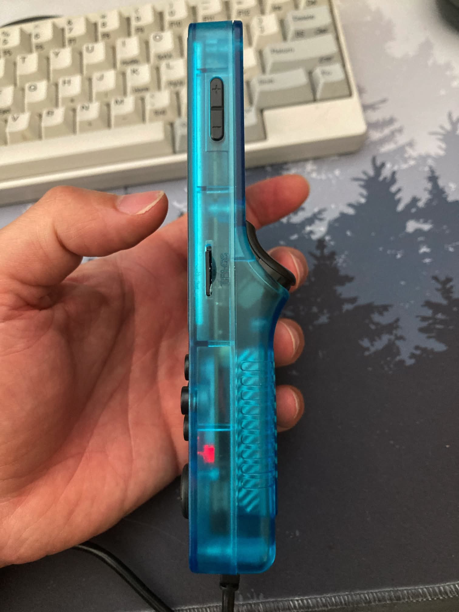 R36Plus consola en color azul: con botón de volumen y ranura tarjeta SO.