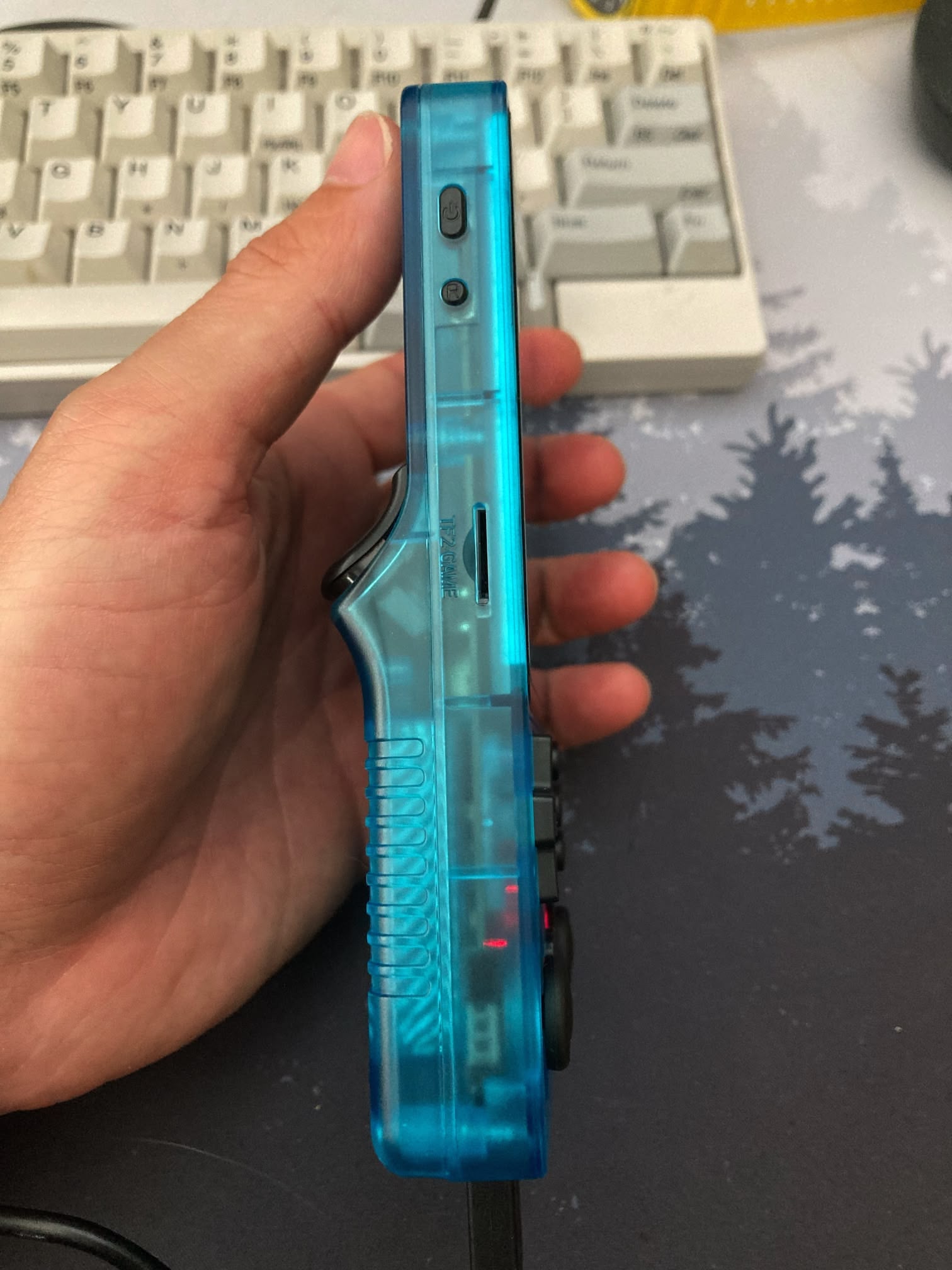 R36Plus consola en color azul: Lateral izquierdo con botón de encendido y reset. Con ranura tarjeta SD para ROMS