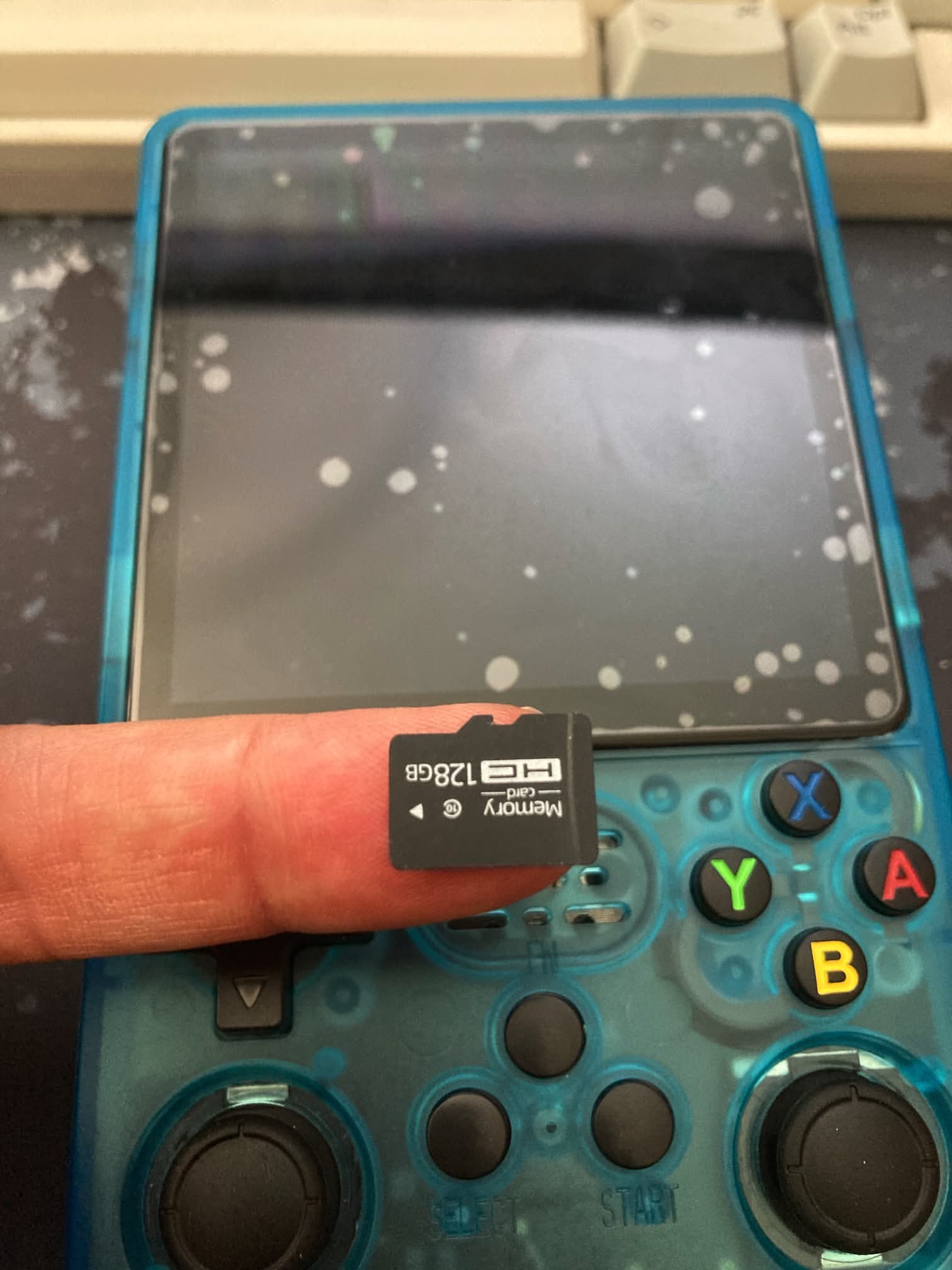 R36Plus consola en color azul con tarjeta microSD de fabrica